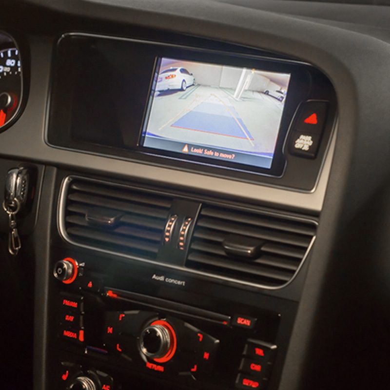Backup camera view with dynamic guidance lines on the Audi screen