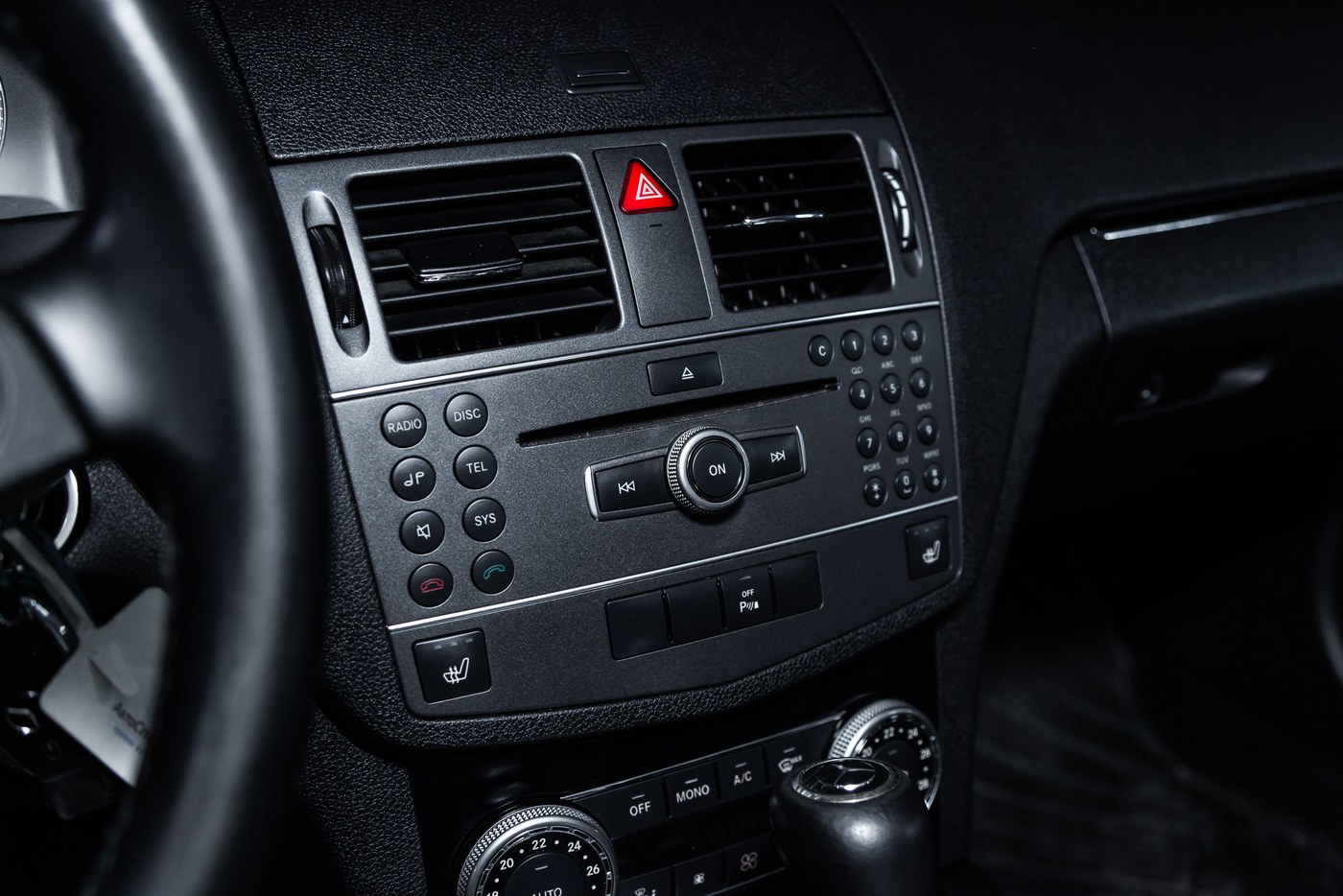 NTG4.0 — round buttons and a CD slot (W204 C-Class)